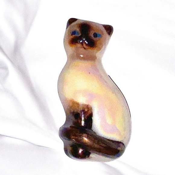 Vintage Avon Iridescent Enamel Ceramic Cat Brooch - Picture 1 of 3